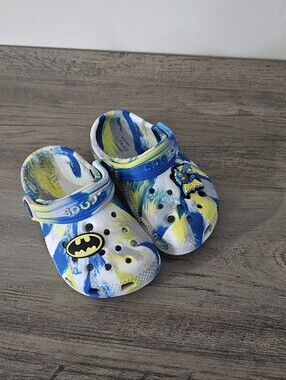 CROCS Kids Blue, Yellow & White Batman Charm Tie-Dye Clogs Baby Infant 6